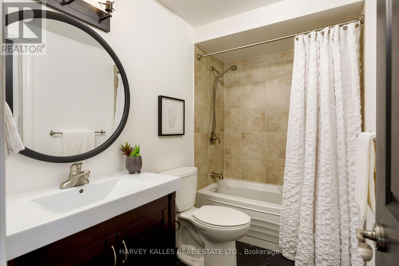 1084 Bordeaux Court, Mississauga, Ontario  L5H 4B4 - Photo 35 - W12443263