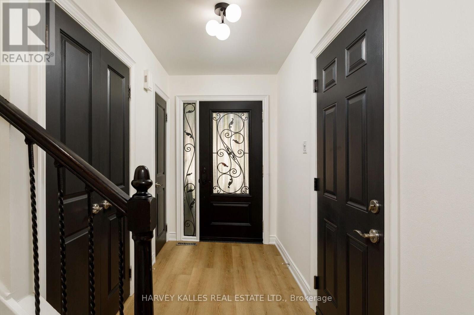 1084 Bordeaux Court, Mississauga, Ontario  L5H 4B4 - Photo 5 - W12443263