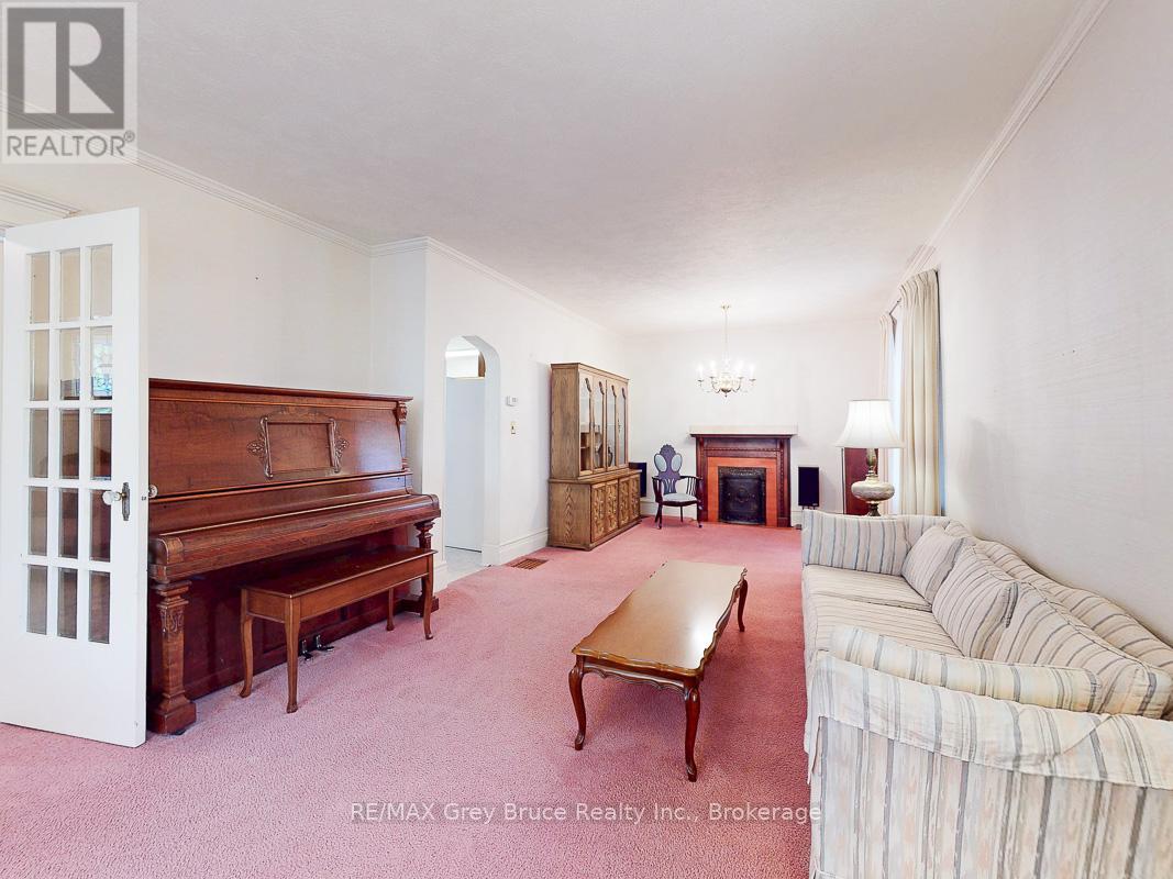 714 4th Avenue E, Owen Sound, Ontario  N4K 2N6 - Photo 9 - X12446611