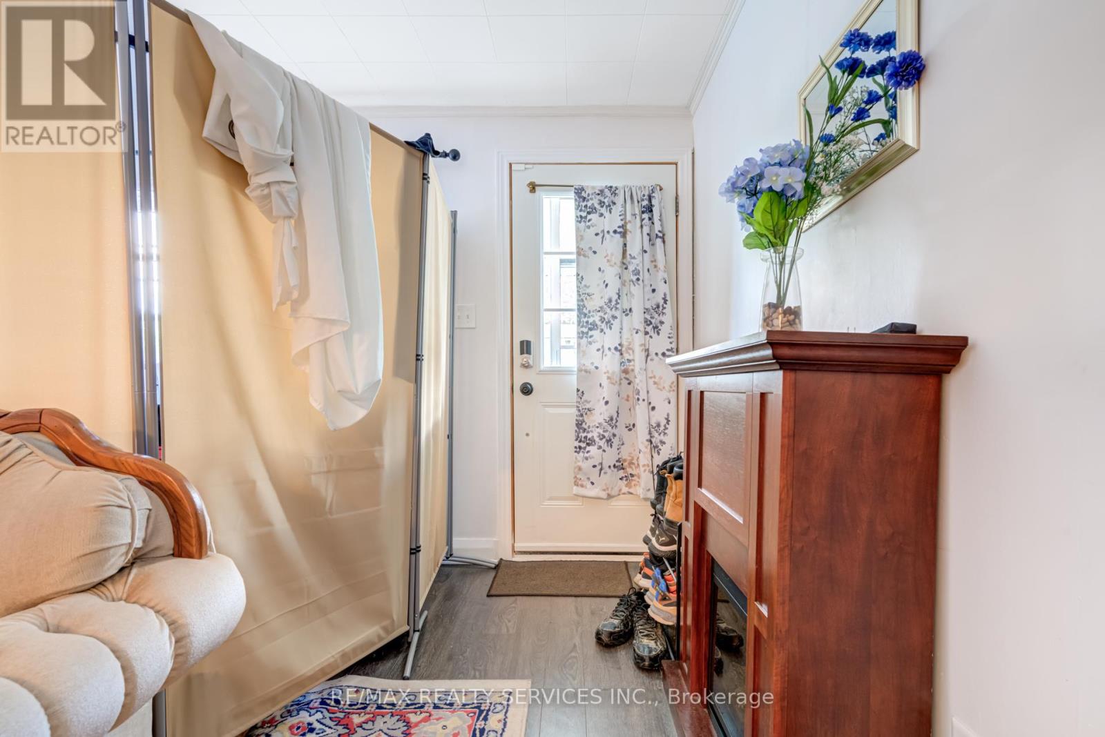 Property at 800 ROXBOROUGH AVENUE image 4