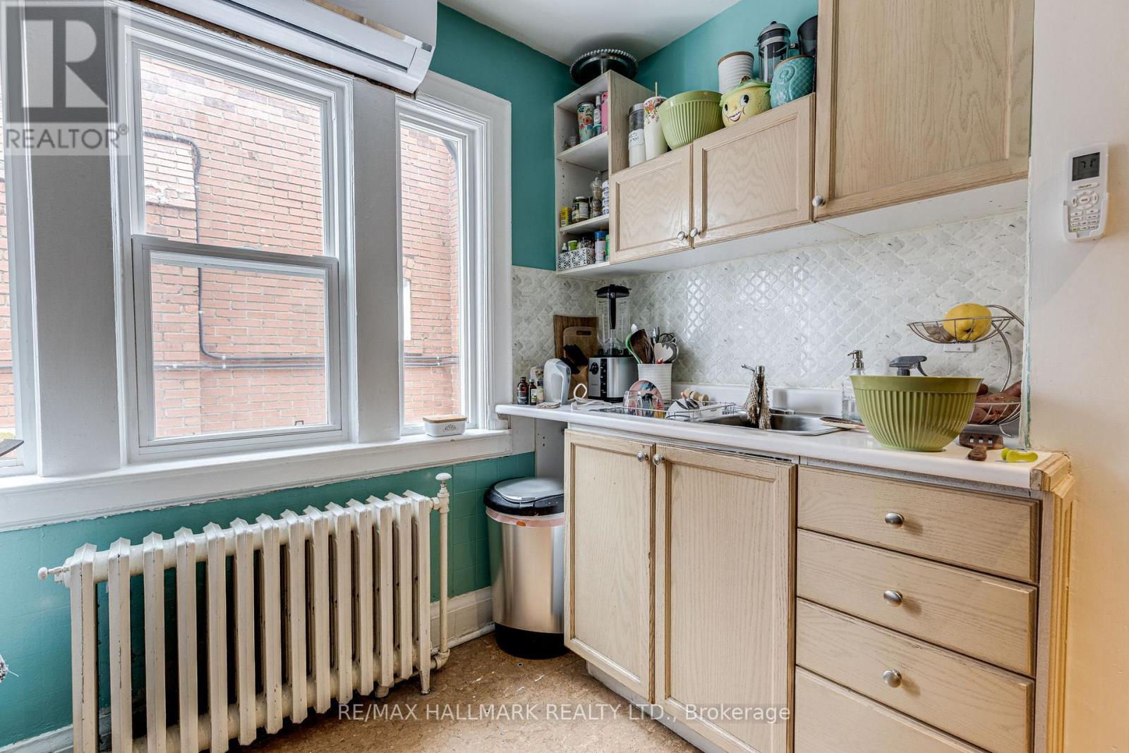 327 Vaughan Road, Toronto (Humewood-Cedarvale), Ontario  M6C 2N5 - Photo 11 - C12446491