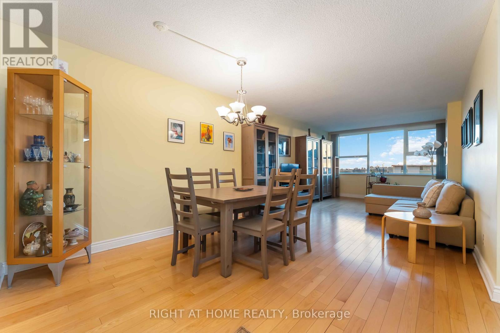 903 - 555 Brittany Drive, Ottawa, Ontario  K1K 4C5 - Photo 11 - X12446600