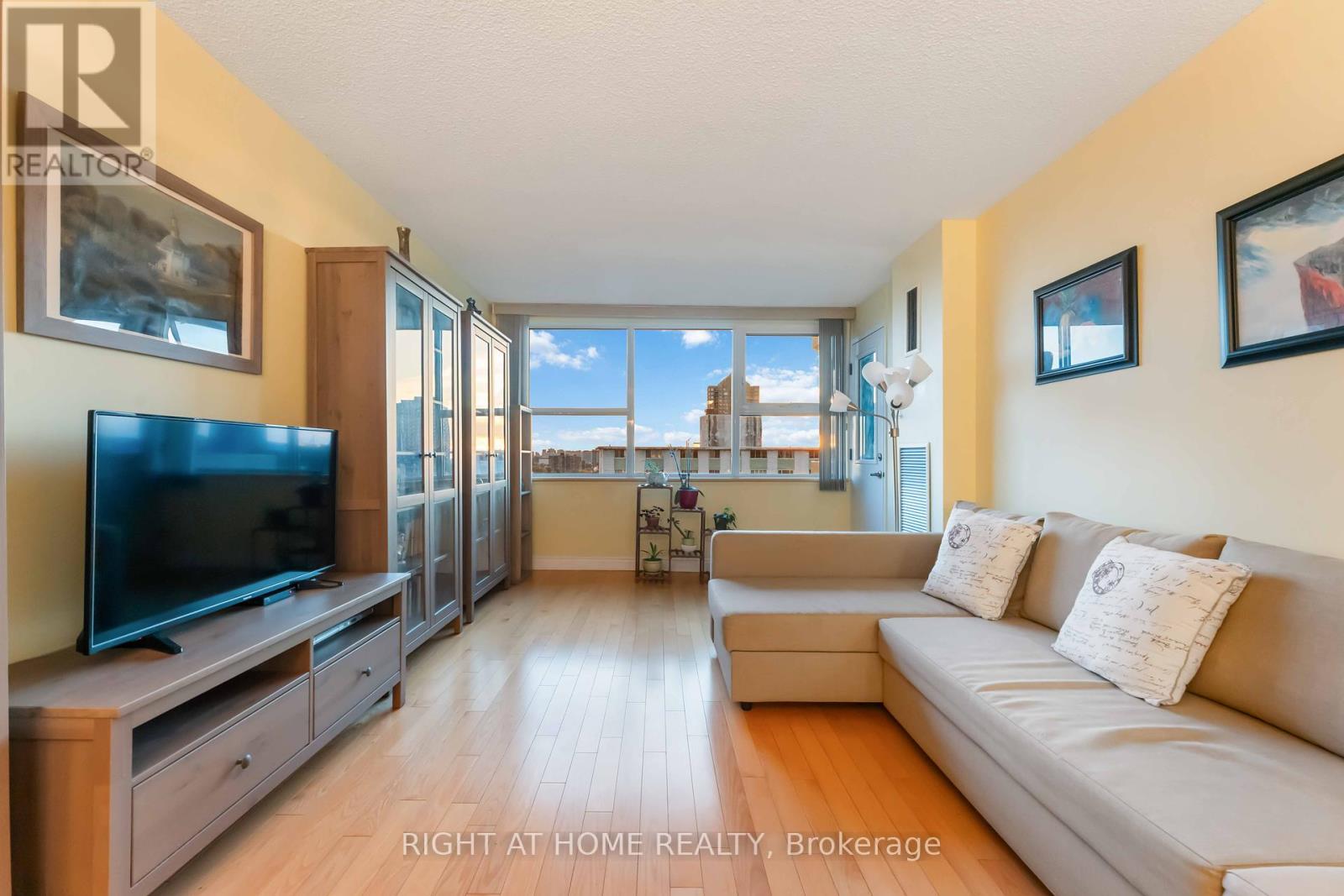 903 - 555 Brittany Drive, Ottawa, Ontario  K1K 4C5 - Photo 5 - X12446600