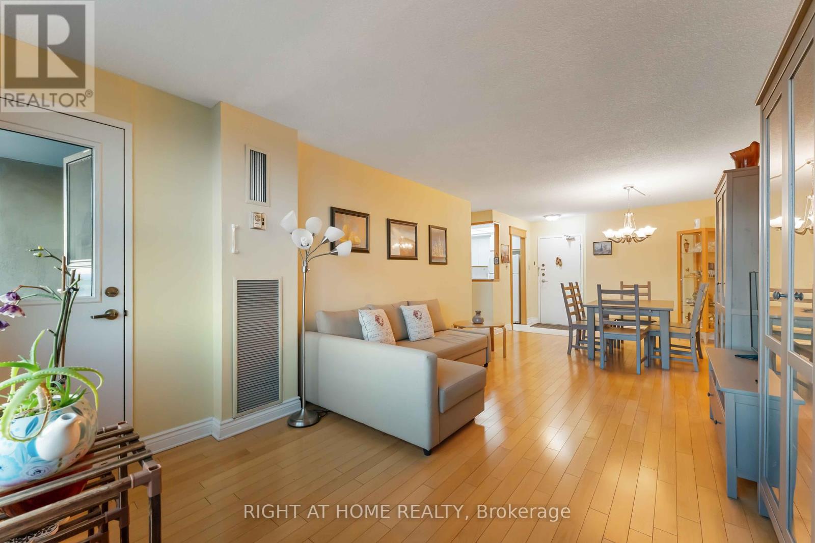 903 - 555 Brittany Drive, Ottawa, Ontario  K1K 4C5 - Photo 7 - X12446600