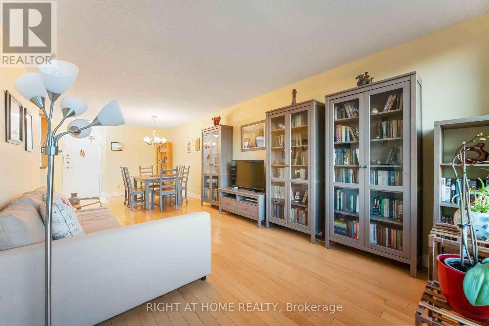 903 - 555 Brittany Drive, Ottawa, Ontario  K1K 4C5 - Photo 8 - X12446600