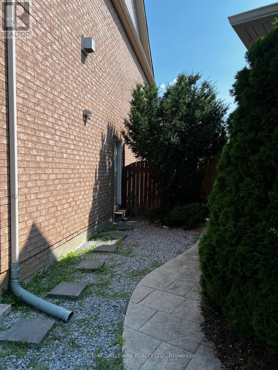 85 Watkins Glen Crescent, Aurora, Ontario  L4G 7P4 - Photo 2 - N12446349