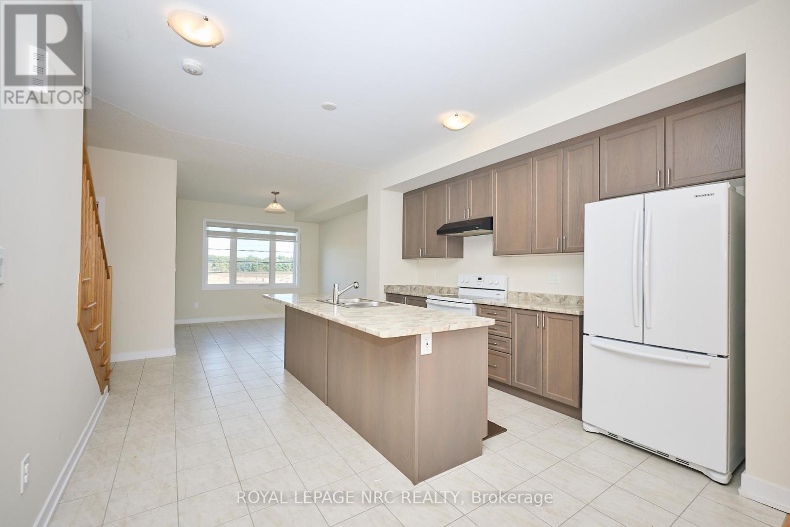 11 Melody Lane, Thorold, Ontario  L5B 5N5 - Photo 10 - X12446551
