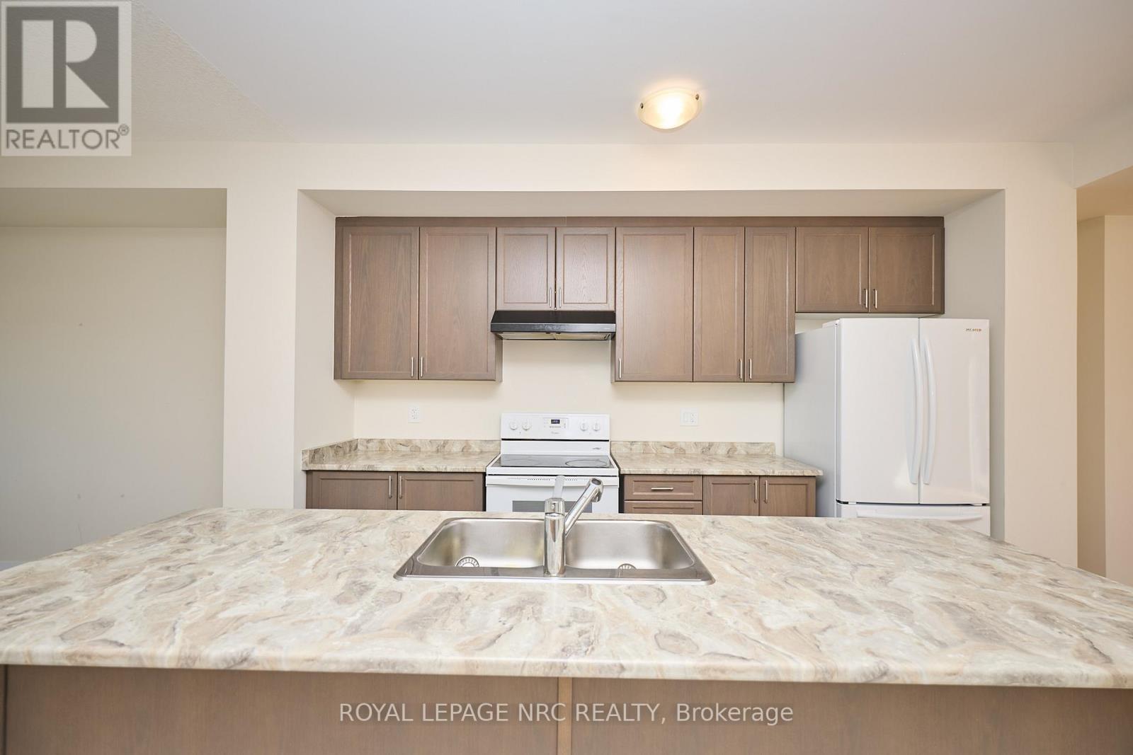 11 Melody Lane, Thorold, Ontario  L5B 5N5 - Photo 12 - X12446551
