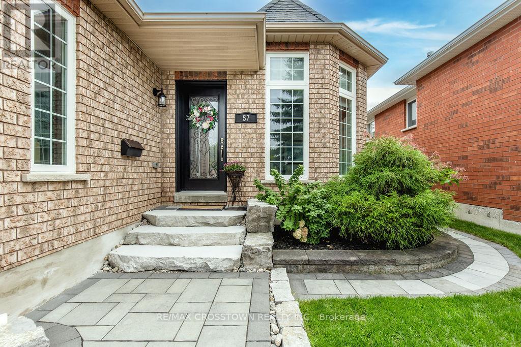 57 Forest Dale Drive, Barrie (Little Lake), Ontario  L4M 6M9 - Photo 3 - S12446534