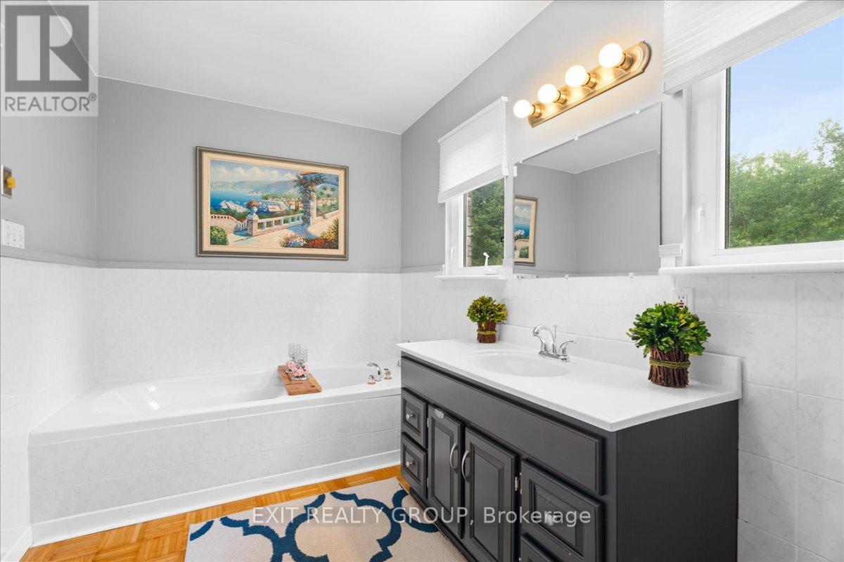 22714 Loyalist Parkway, Quinte West (Murray Ward), Ontario  K8V 5P7 - Photo 13 - X12446637