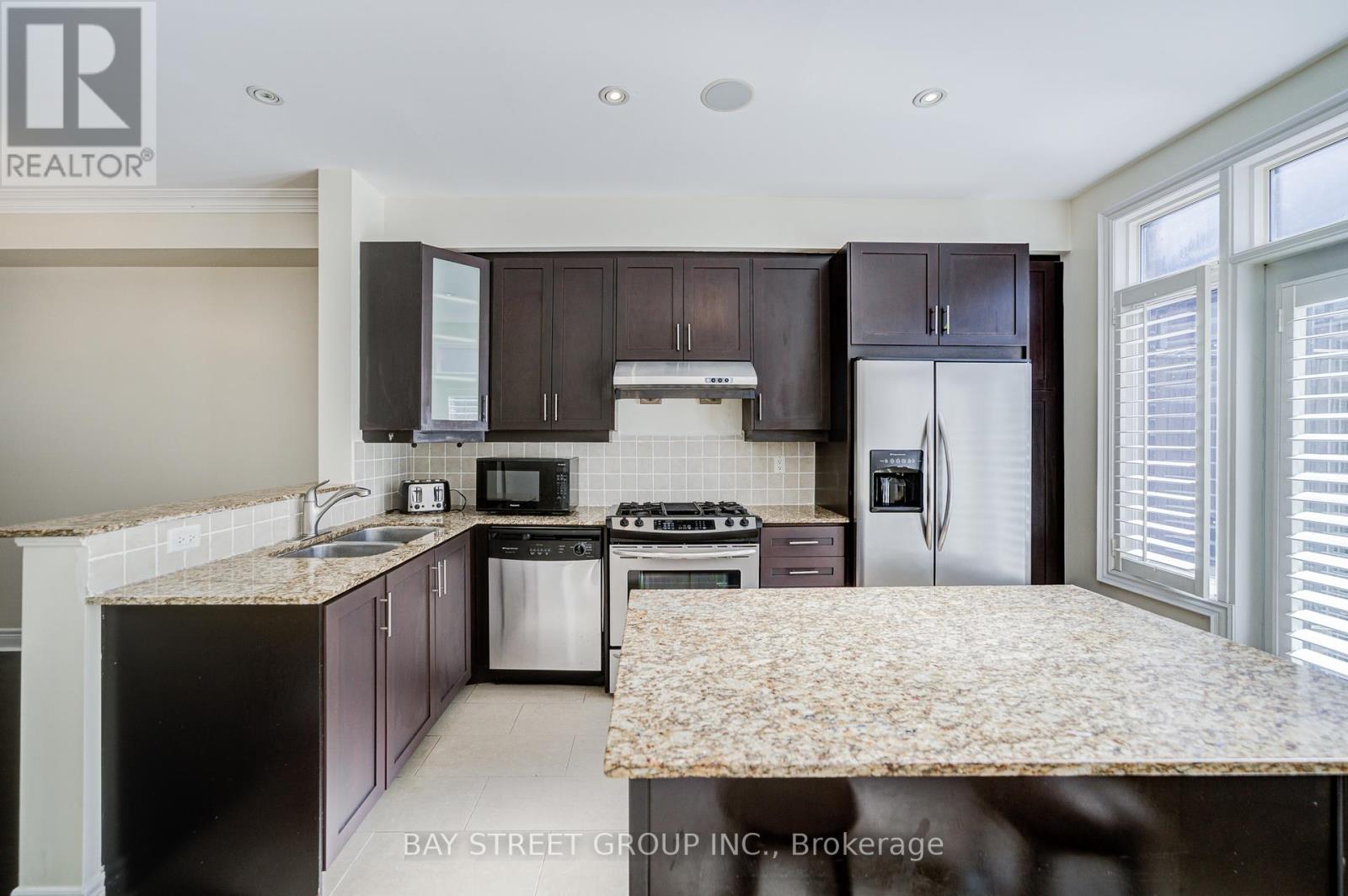 51 Lobo Mews, Toronto, Ontario  M8Z 0B2 - Photo 12 - W12446461