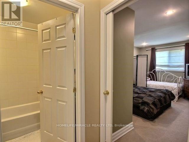 2500 Cobbinshaw Circle, Mississauga, Ontario  L5N 2G3 - Photo 18 - W12446511