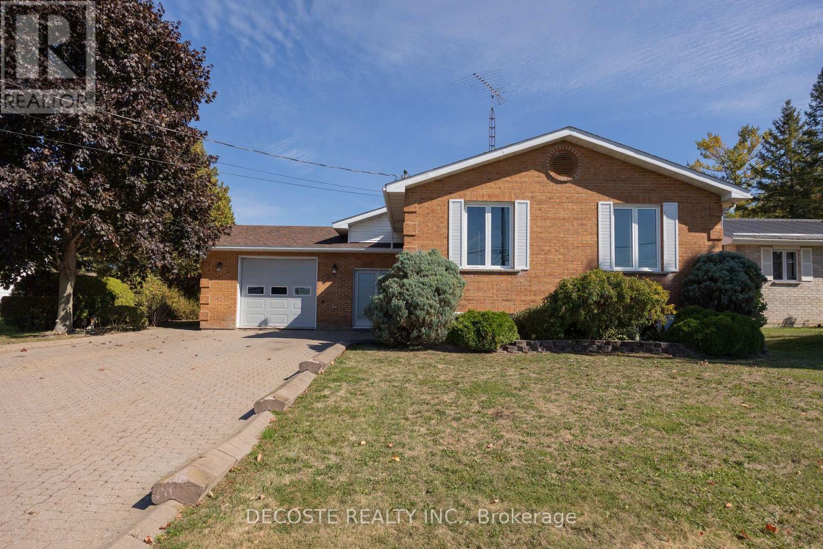 515 Tobin Street, North Glengarry, Ontario  K0C 1A0 - Photo 2 - X12446645