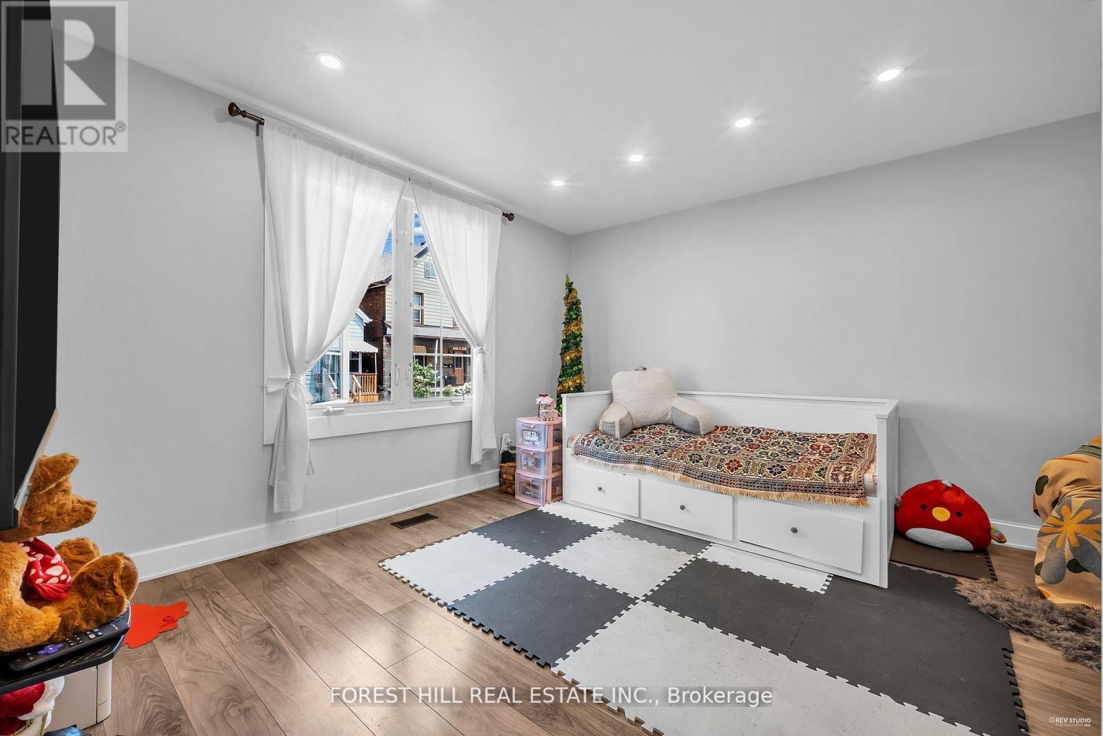 22 Harvey Street, Hamilton, Ontario  L8L 2L8 - Photo 6 - X12446478