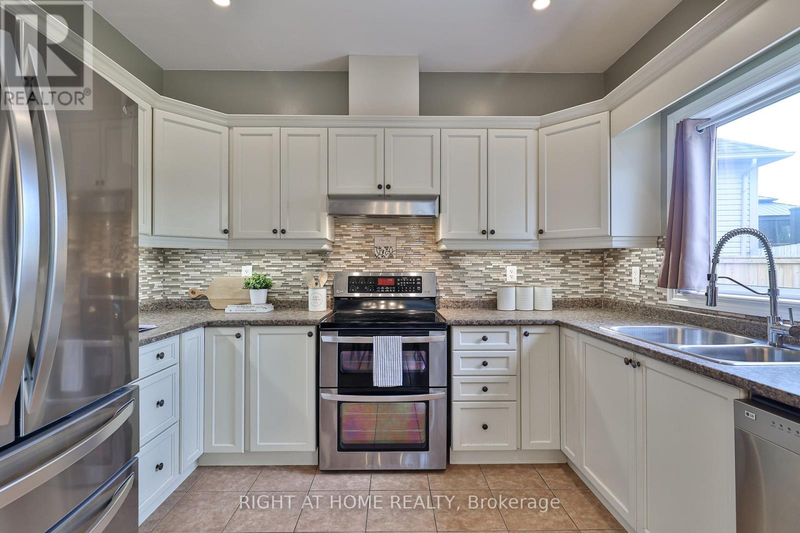 823 Greenly Drive, Cobourg, Ontario  K9A 0C6 - Photo 13 - X12446497
