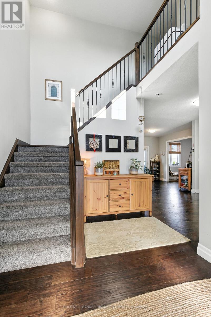10 Honey Bend, St. Thomas, Ontario  N5R 0H6 - Photo 4 - X12446529