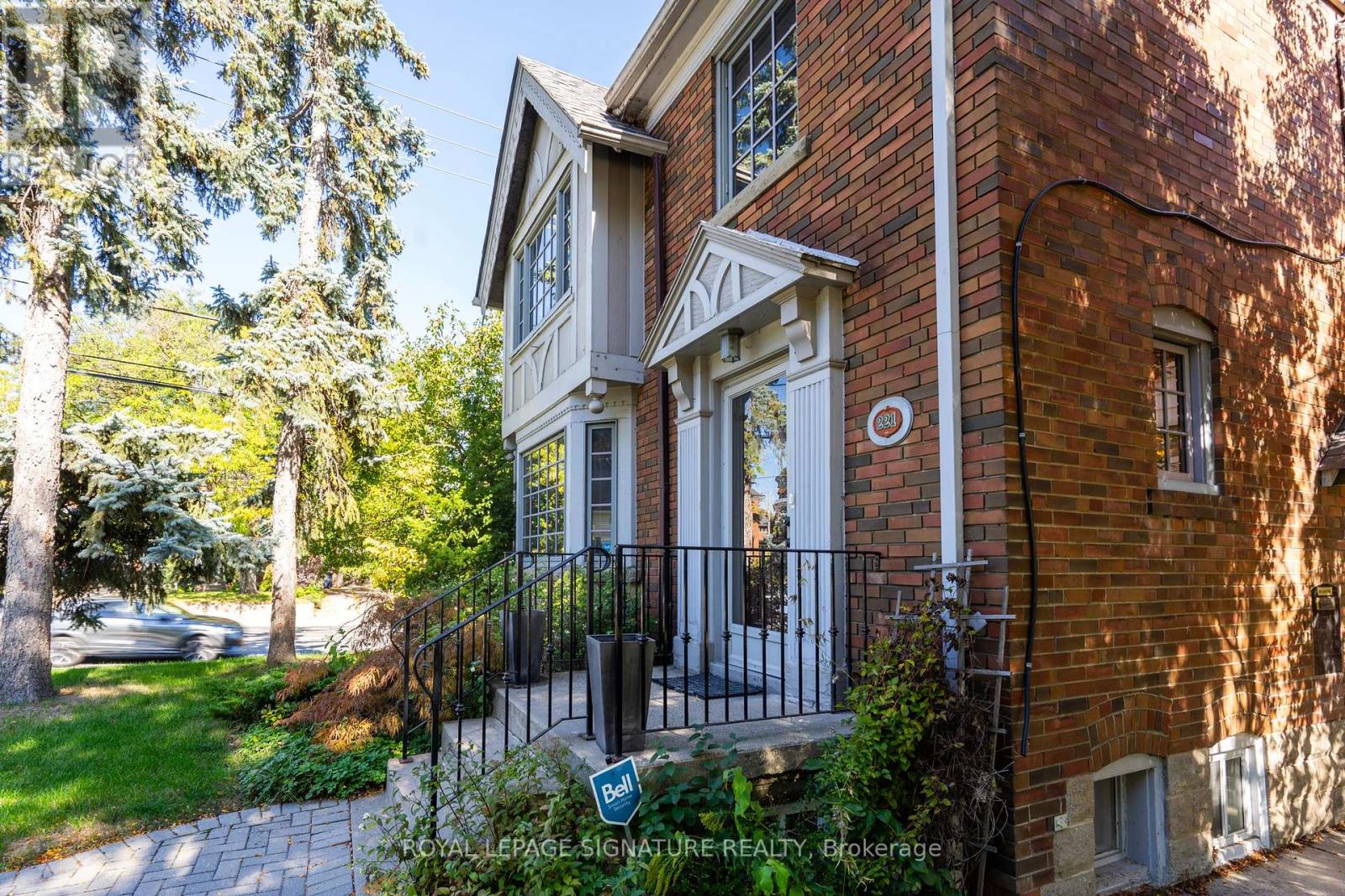 221 Hanna Road, Toronto (Leaside), Ontario  M4G 3P2 - Photo 4 - C12446559