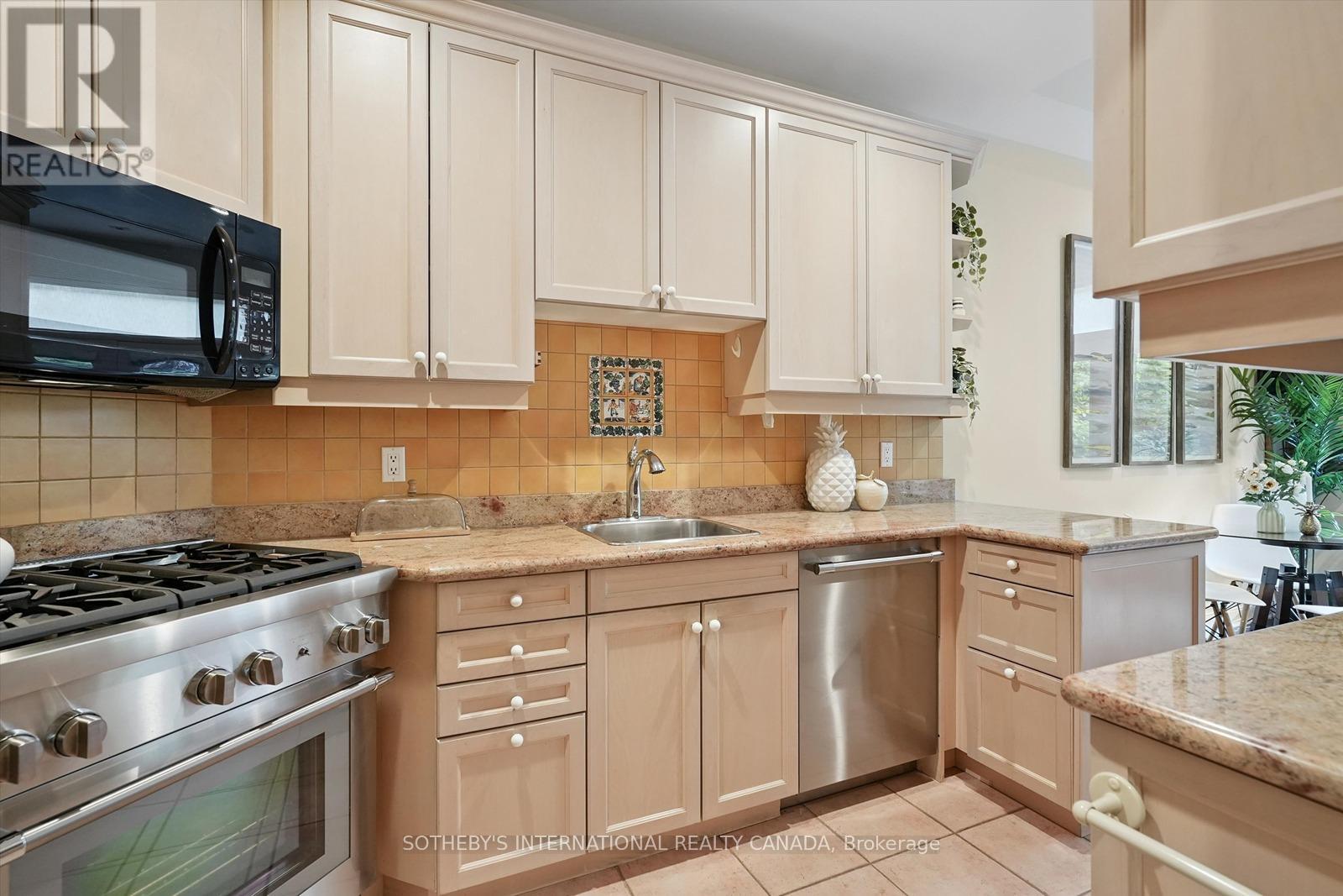 4 - 260 Russell Hill Road, Toronto, Ontario  M4V 2T2 - Photo 10 - C12446584