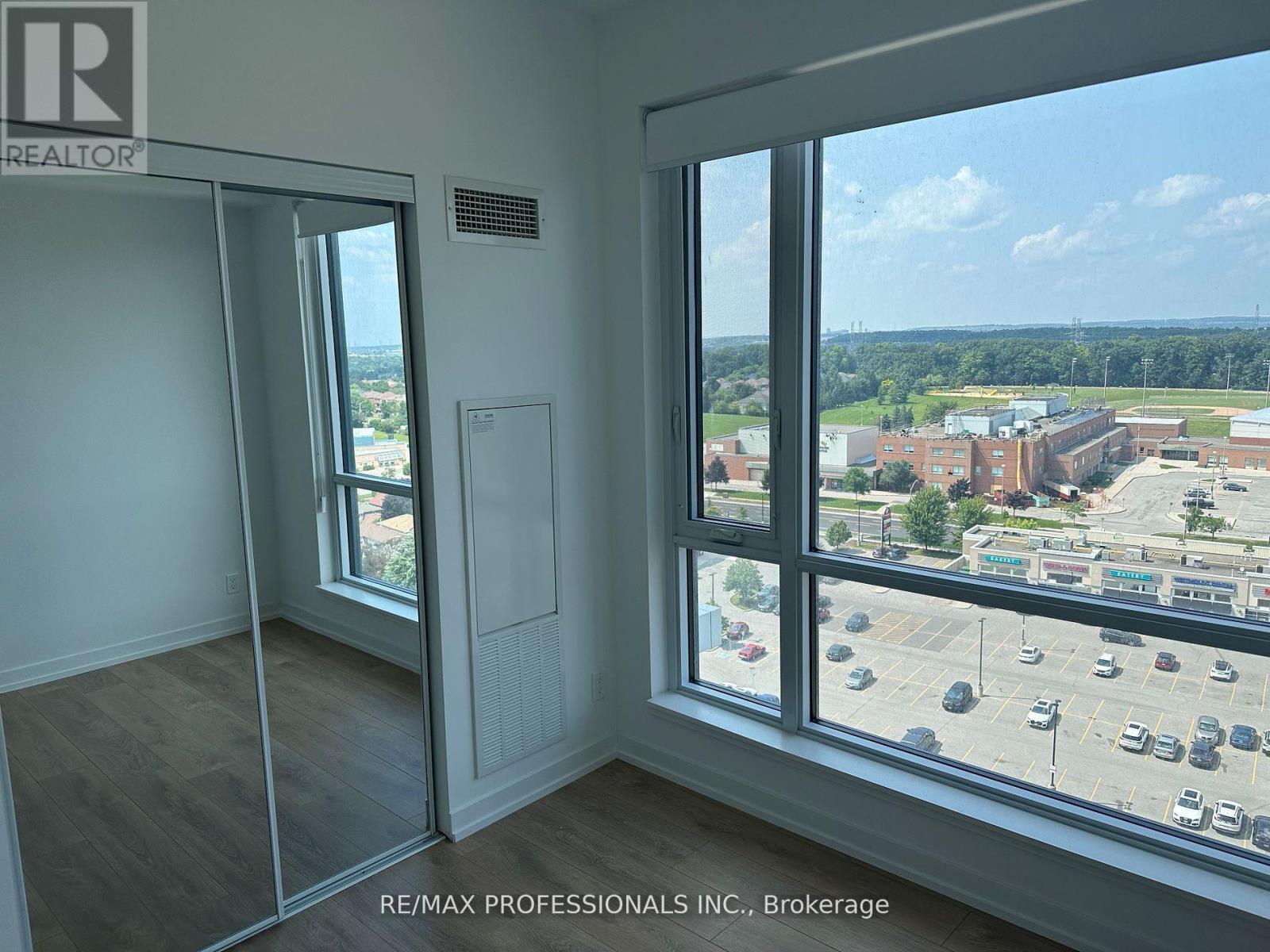 B1203 - 7950 Bathurst Street, Vaughan (Beverley Glen), Ontario  L4J 0L4 - Photo 10 - N12446652