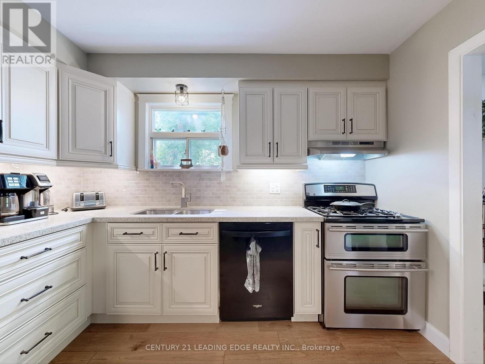 255 Cedarholme Avenue, Georgina, Ontario  L4P 2W5 - Photo 11 - N12446663
