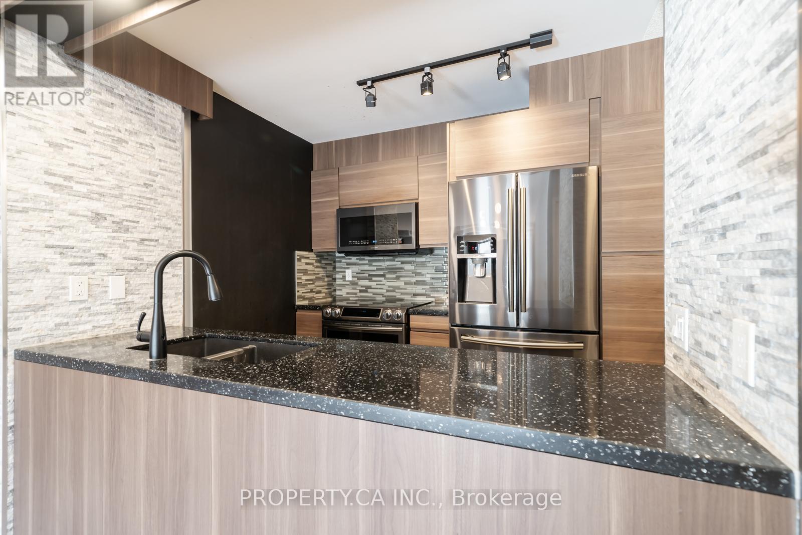 303 - 399 South Park Road, Markham (Commerce Valley), Ontario  L3T 0B8 - Photo 1 - N12446676