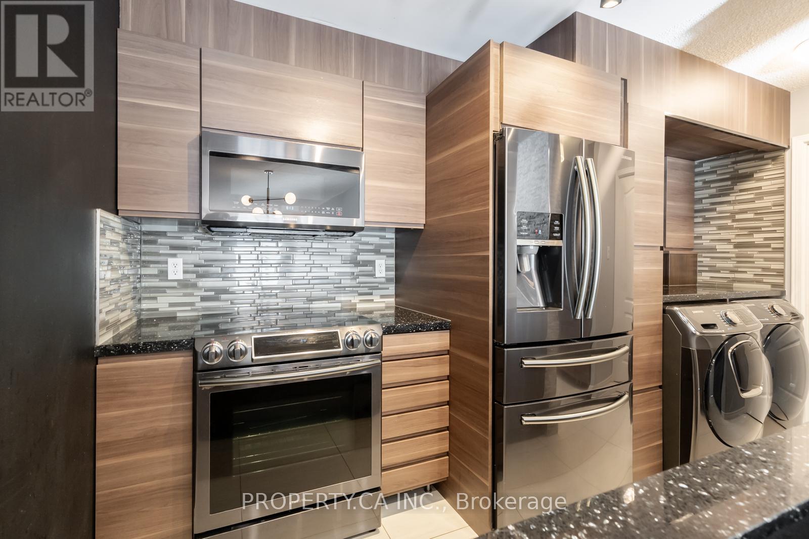 303 - 399 South Park Road, Markham (Commerce Valley), Ontario  L3T 0B8 - Photo 2 - N12446676