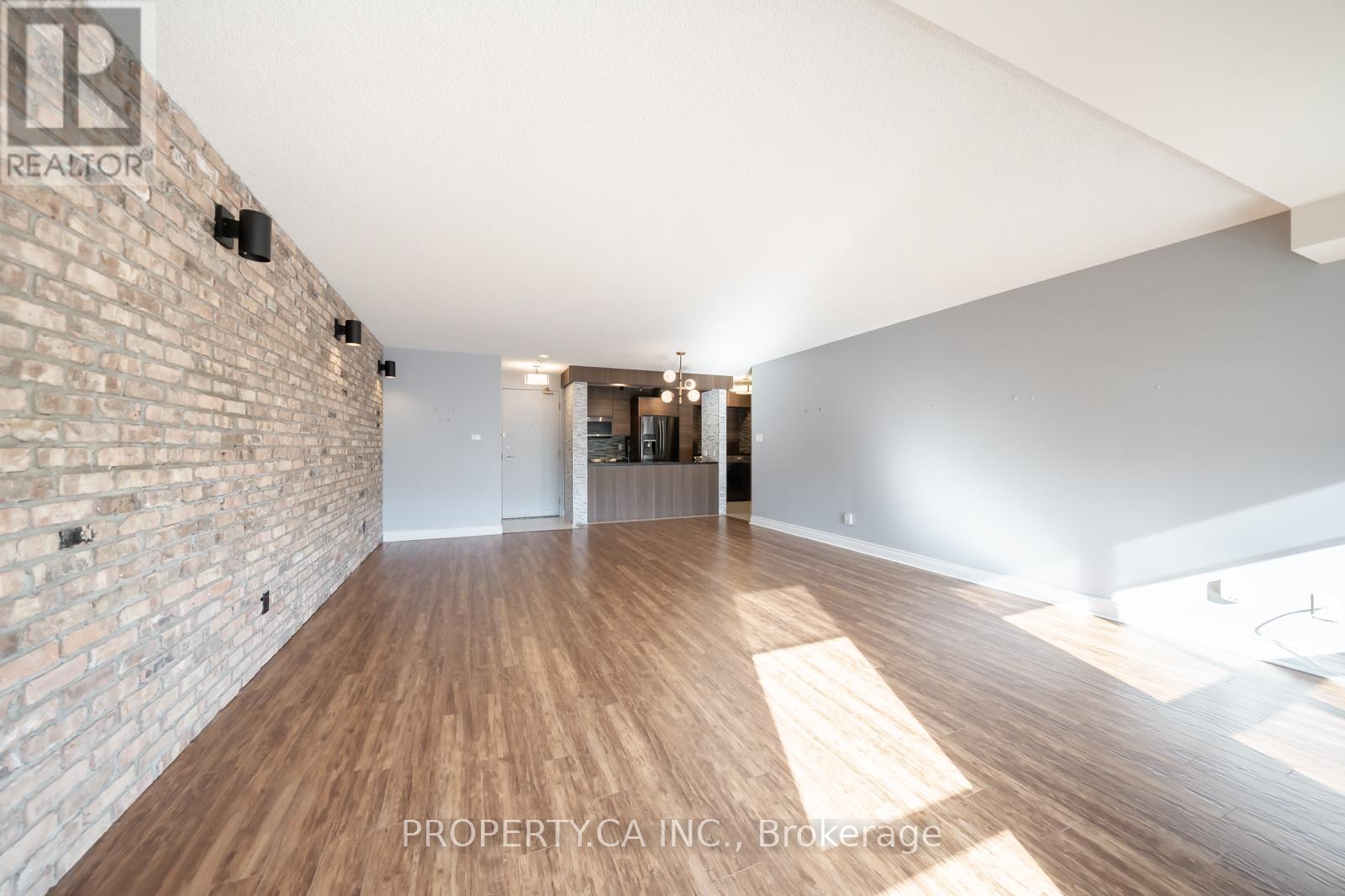 303 - 399 South Park Road, Markham (Commerce Valley), Ontario  L3T 0B8 - Photo 5 - N12446676