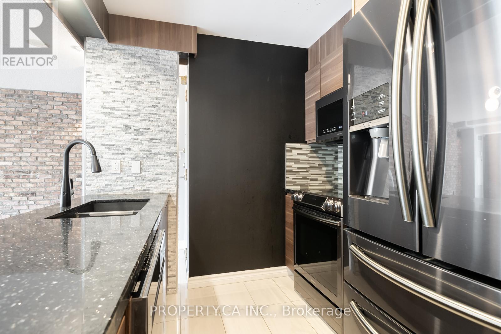 303 - 399 South Park Road, Markham (Commerce Valley), Ontario  L3T 0B8 - Photo 7 - N12446676