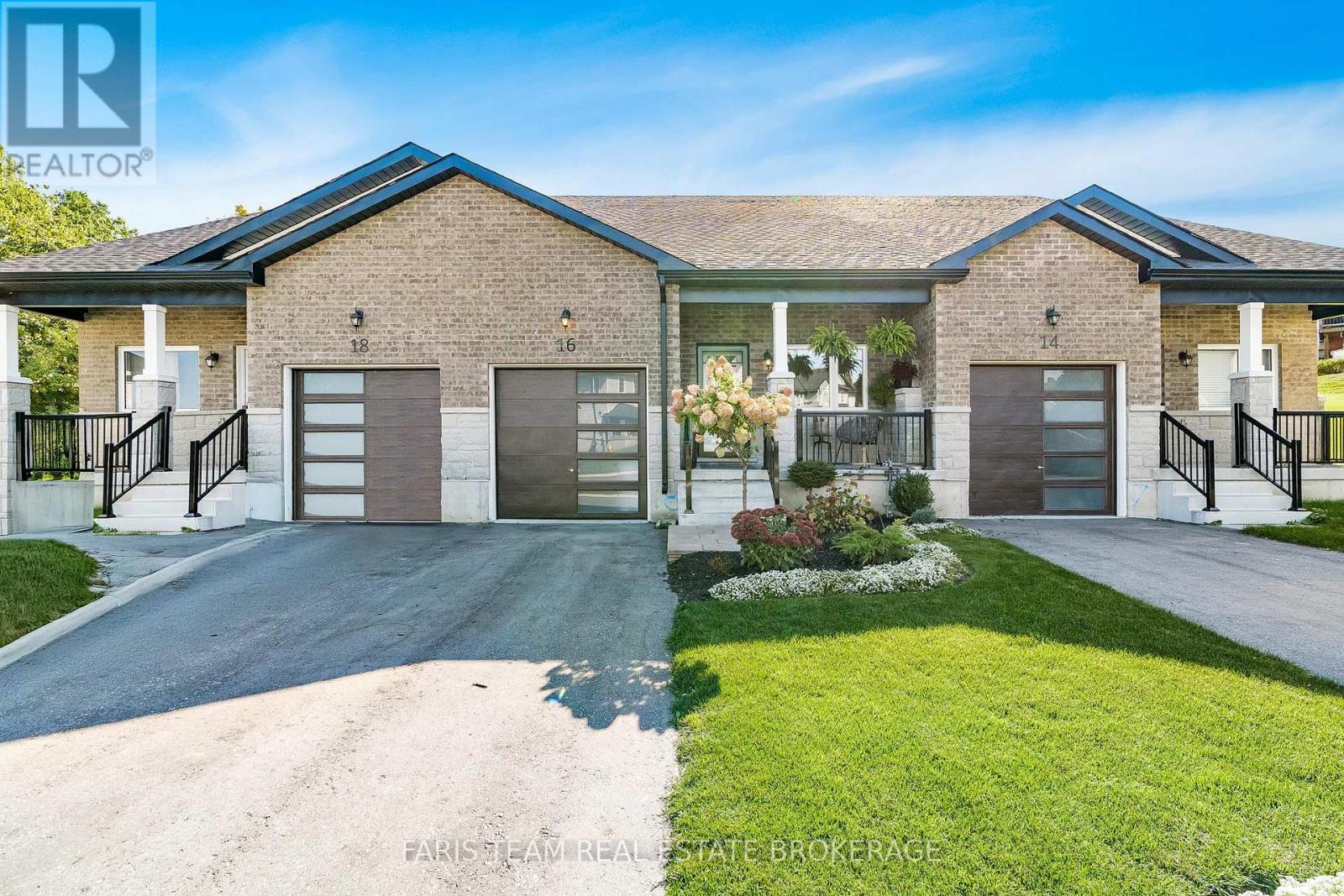 16 Lahey Crescent, Penetanguishene, Ontario  L9M 0W1 - Photo 2 - S12446566