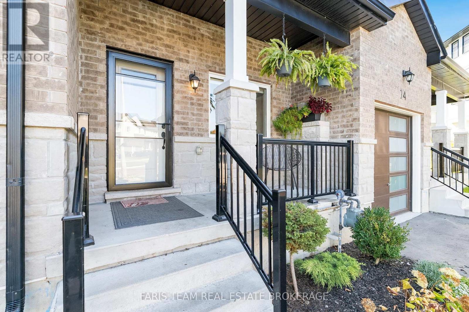 16 Lahey Crescent, Penetanguishene, Ontario  L9M 0W1 - Photo 4 - S12446566