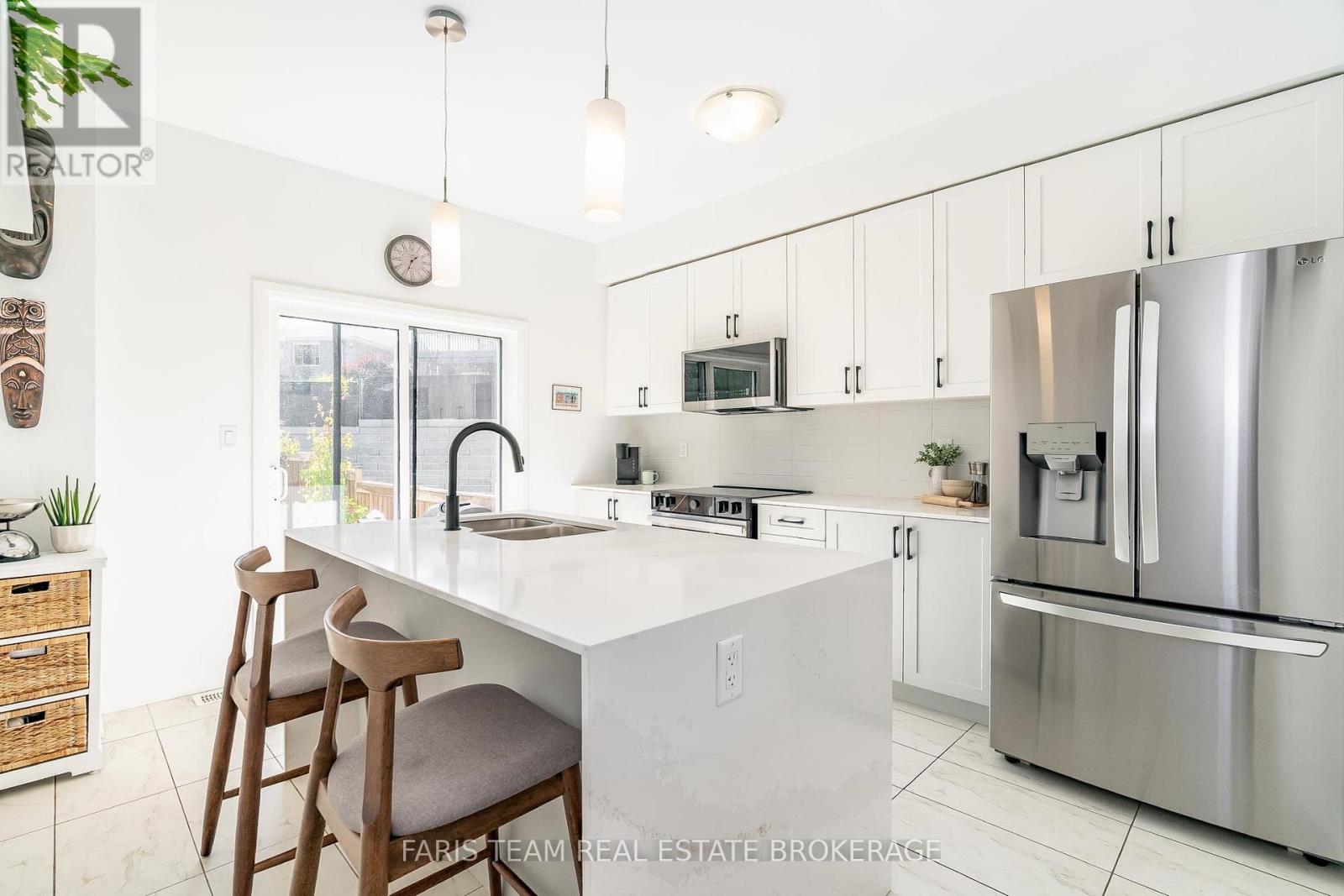 16 Lahey Crescent, Penetanguishene, Ontario  L9M 0W1 - Photo 5 - S12446566