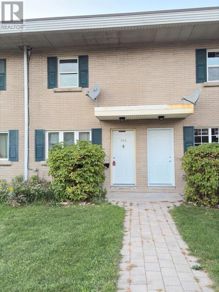 134 Queen Street, Barrie, Ontario  L4M 1Z5 - Photo 2 - S12446607