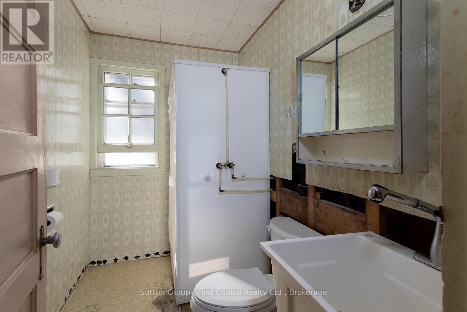 35 Devon Street, Stratford, Ontario  N5A 2Z5 - Photo 11 - X12446778