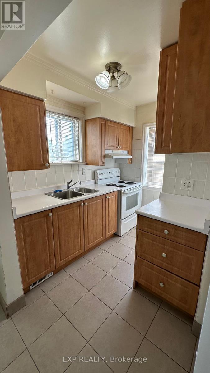 16 King Georges Drive W, Toronto, Ontario  M6M 2G9 - Photo 15 - W12446557