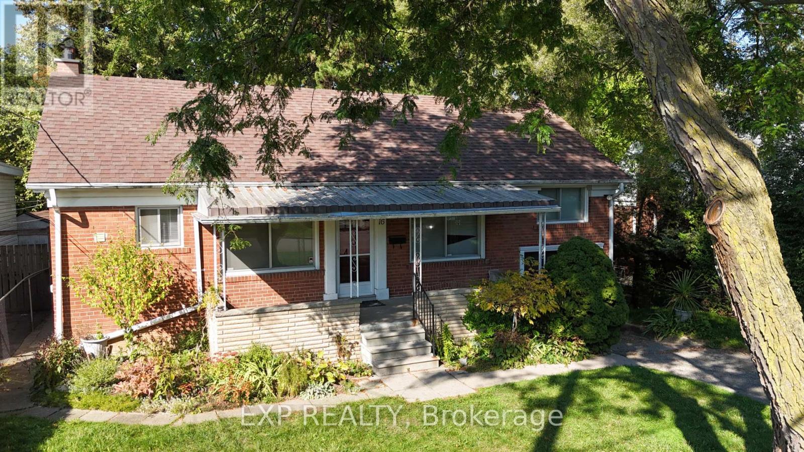 16 King Georges Drive W, Toronto, Ontario  M6M 2G9 - Photo 2 - W12446557