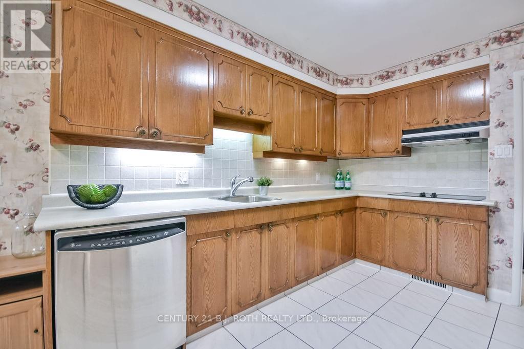 25 Florida Crescent, Toronto (Humbermede), Ontario  M9M 1P4 - Photo 11 - W12446565
