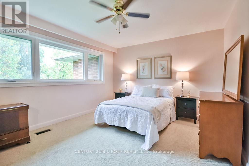 25 Florida Crescent, Toronto (Humbermede), Ontario  M9M 1P4 - Photo 16 - W12446565
