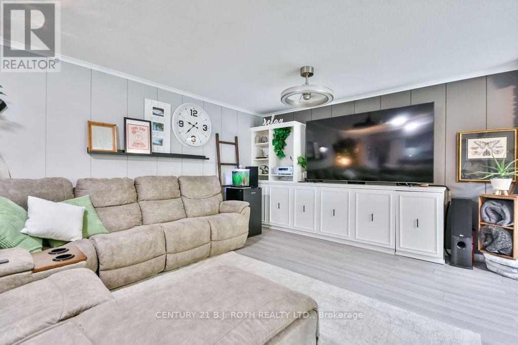 25 Florida Crescent, Toronto (Humbermede), Ontario  M9M 1P4 - Photo 28 - W12446565