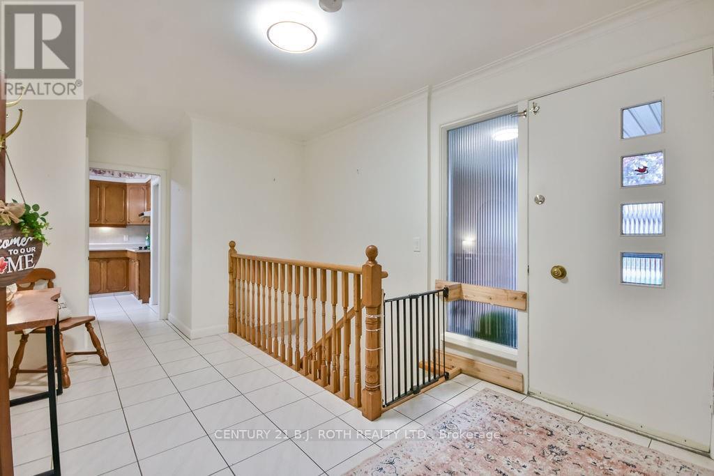 25 Florida Crescent, Toronto (Humbermede), Ontario  M9M 1P4 - Photo 3 - W12446565