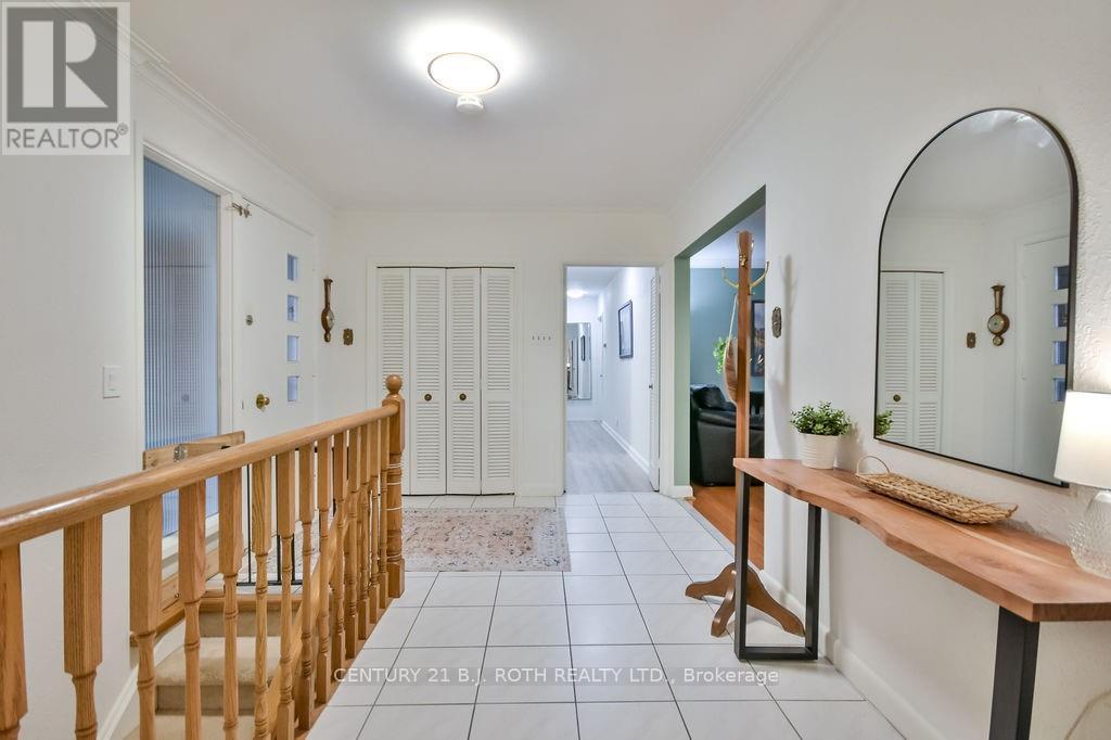25 Florida Crescent, Toronto (Humbermede), Ontario  M9M 1P4 - Photo 4 - W12446565