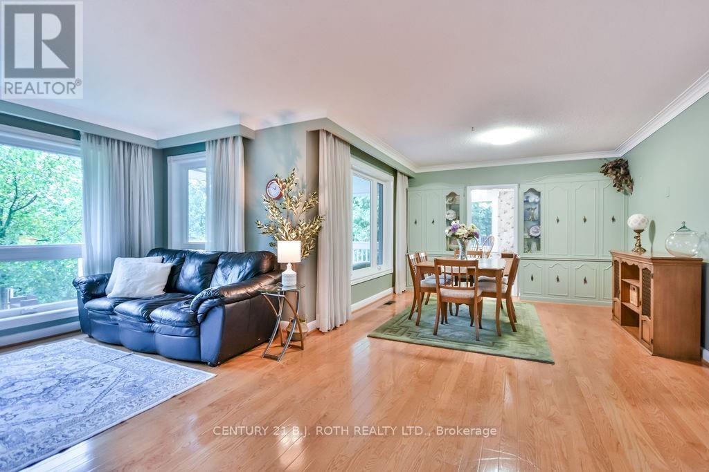 25 Florida Crescent, Toronto (Humbermede), Ontario  M9M 1P4 - Photo 8 - W12446565