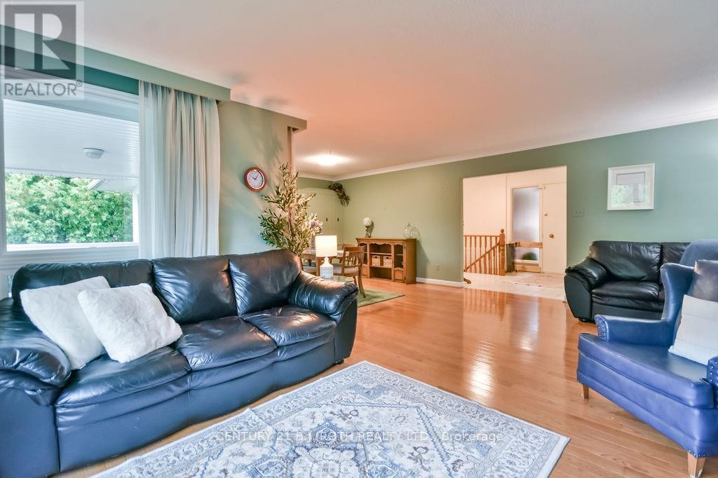 25 Florida Crescent, Toronto (Humbermede), Ontario  M9M 1P4 - Photo 9 - W12446565