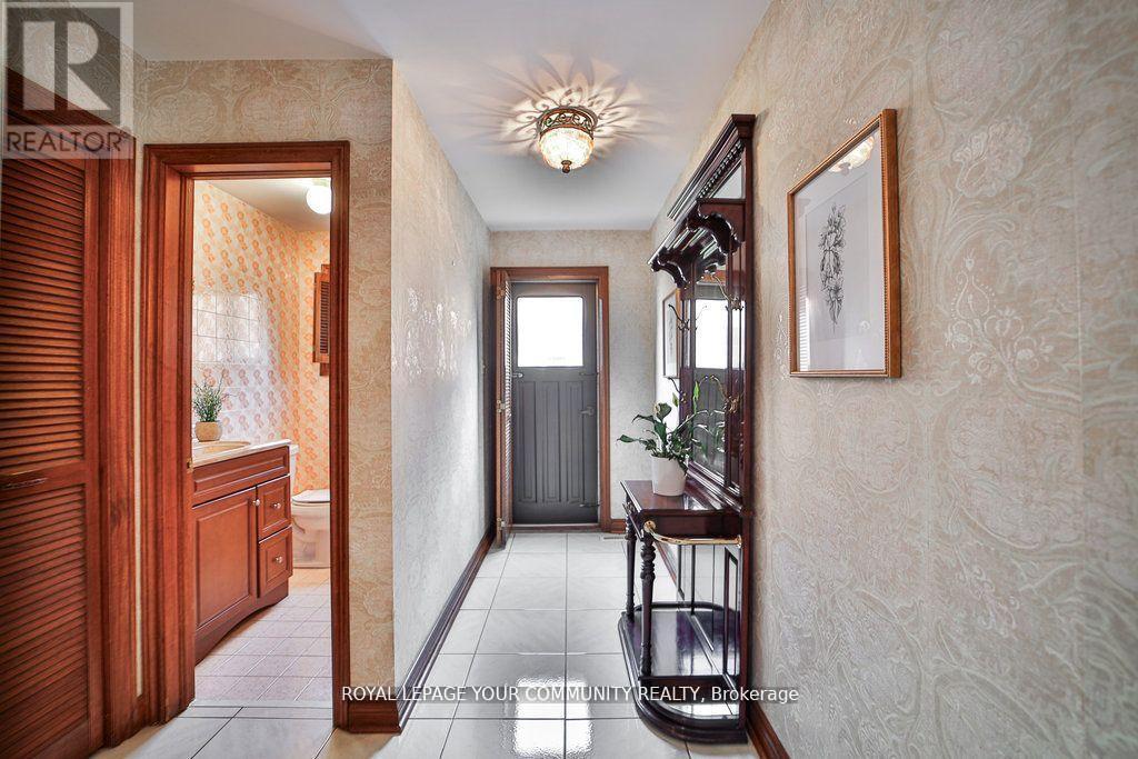 21 Disan Court, Toronto (Thistletown-Beaumonde Heights), Ontario  M9V 4A5 - Photo 10 - W12446619