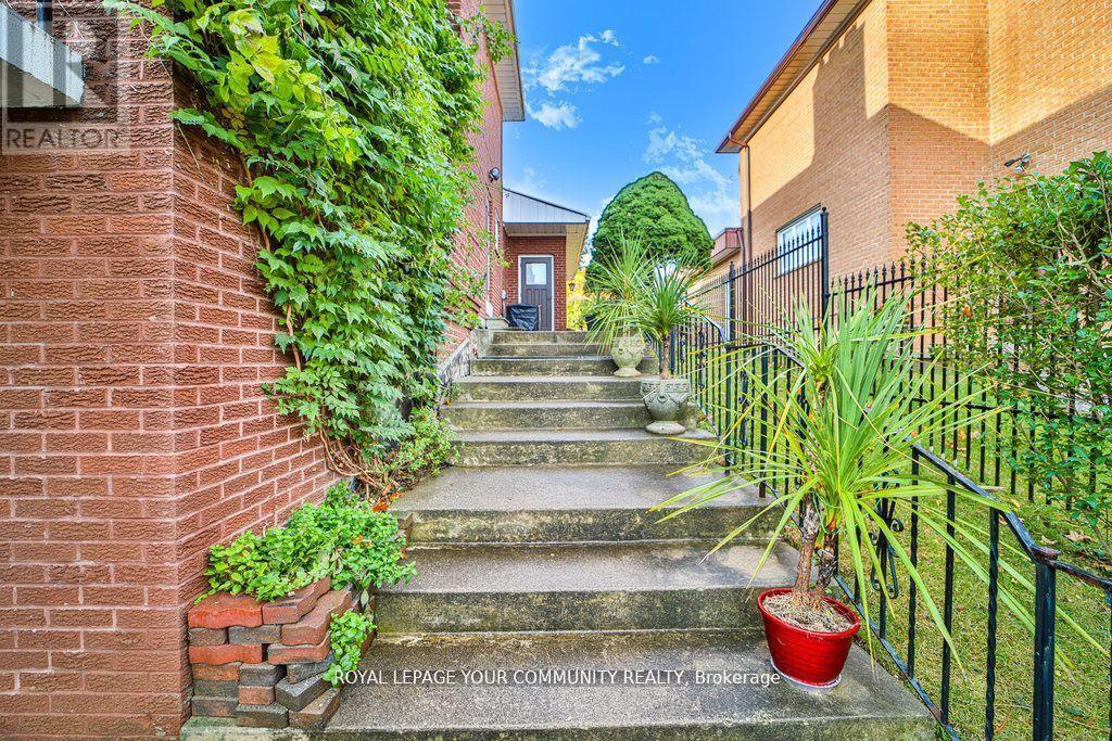 21 Disan Court, Toronto (Thistletown-Beaumonde Heights), Ontario  M9V 4A5 - Photo 39 - W12446619