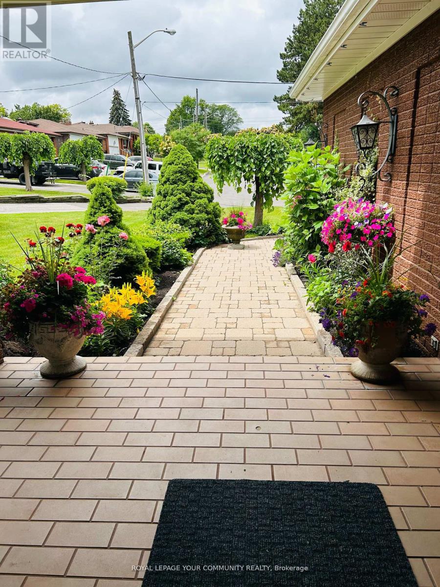 21 Disan Court, Toronto (Thistletown-Beaumonde Heights), Ontario  M9V 4A5 - Photo 4 - W12446619