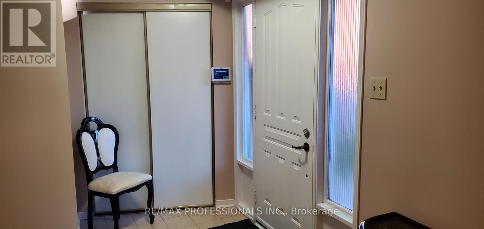 2545 Addingham Crescent, Oakville, Ontario  L6J 7K7 - Photo 2 - W12446669