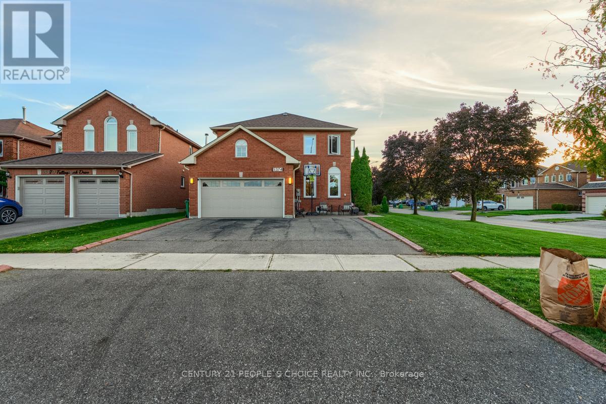 5374 Fallingbrook Drive, Mississauga, Ontario  L5V 1P7 - Photo 4 - W12446672