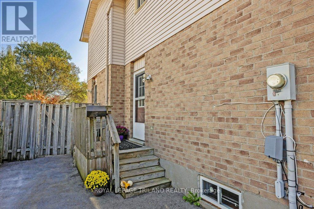 122 Golfdale Crescent, London South, Ontario  N6C 5X6 - Photo 2 - X12446733