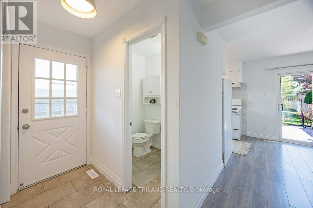122 Golfdale Crescent, London South, Ontario  N6C 5X6 - Photo 3 - X12446733