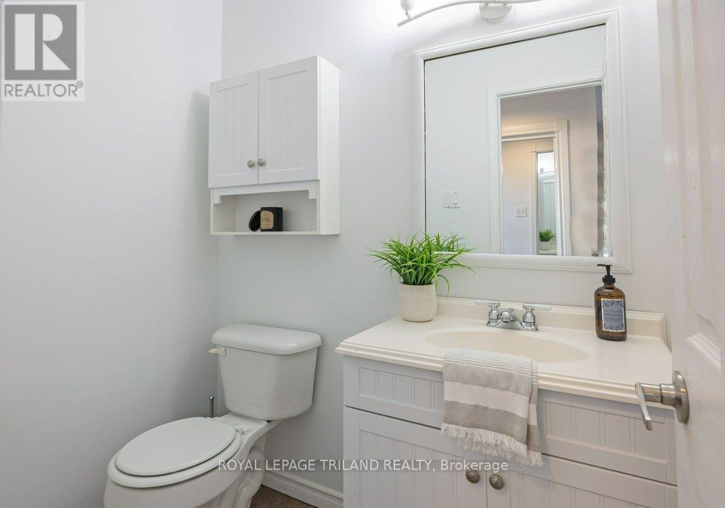 122 Golfdale Crescent, London South, Ontario  N6C 5X6 - Photo 4 - X12446733